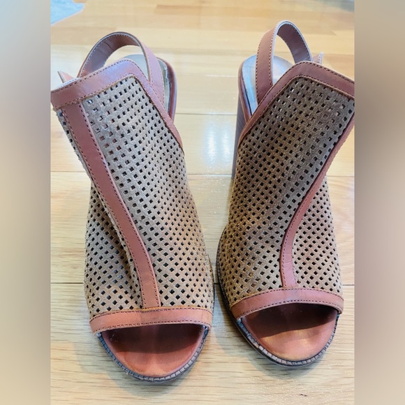 Kelsi Dagger 7.5 Brooklyn KDP Perforated Peep Toe, Back Strap Sandals - Picture 3 of 6